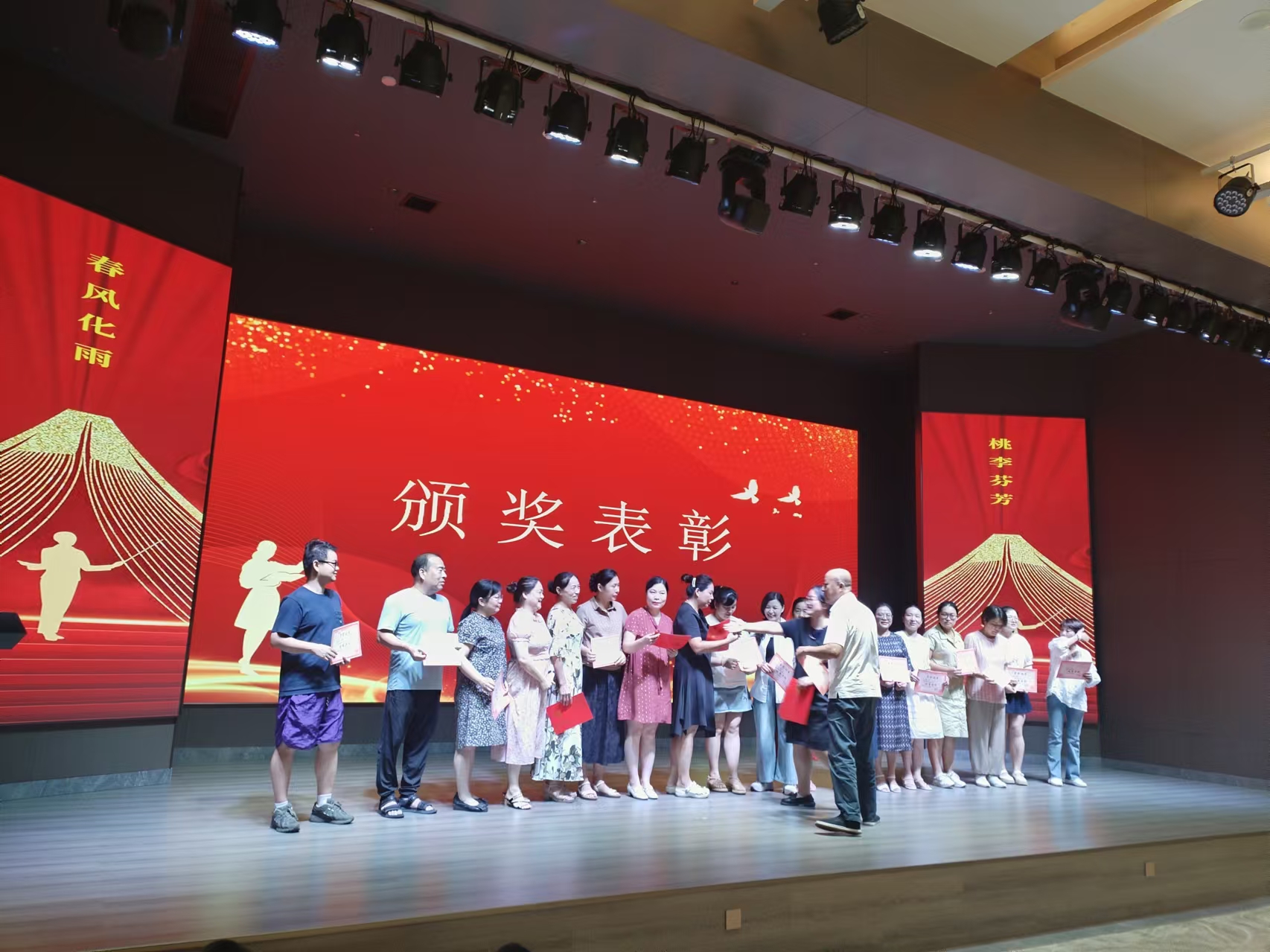 9月10日，曙光学校教师节文艺晚会在万搏手机在线官网溢香园酒店举办