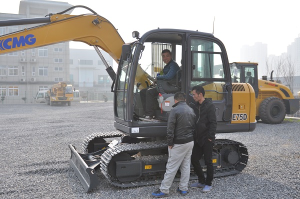 安博网页版XE75D钩机