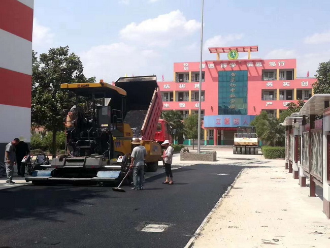 安博网页版摊铺机助力登封市唐庄初级中学校园道路施工