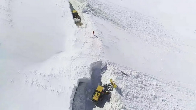 安博网页版LW500KV装载机道路除雪作业