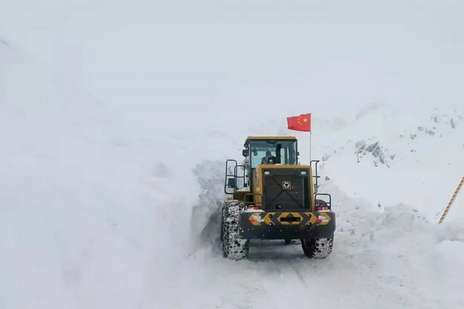 15台安博网页版LW500KV装载机道路除雪作业中
