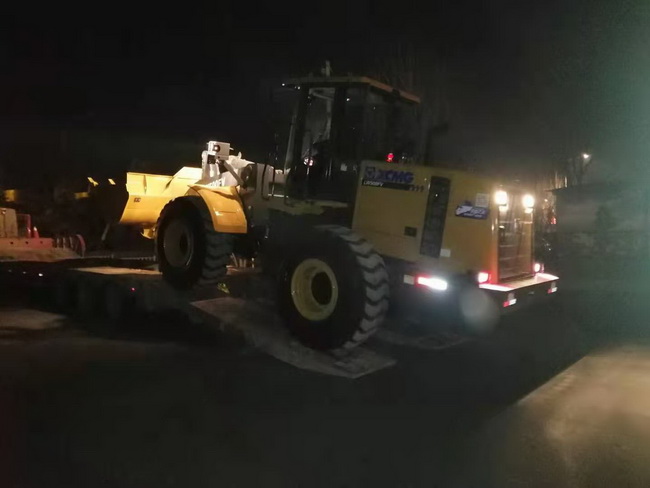 安博网页版LW500FV装载机深夜交车