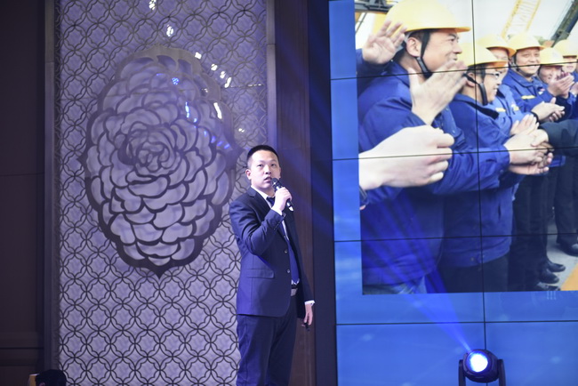安博网页版铲运机械事业部营销公司 党总支书记宋庆龙 介绍安博网页版铲运产品详解 及活动促销政策