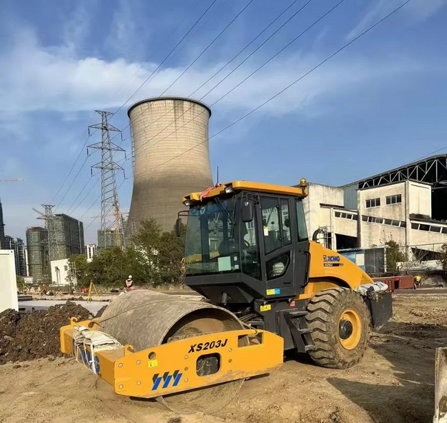 安博网页版压路机援建江苏省无锡市方舱医院建设