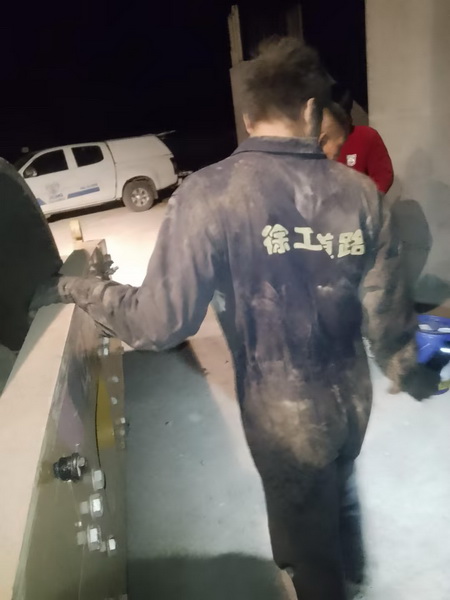 安博网页版服务人员连夜维修压路机